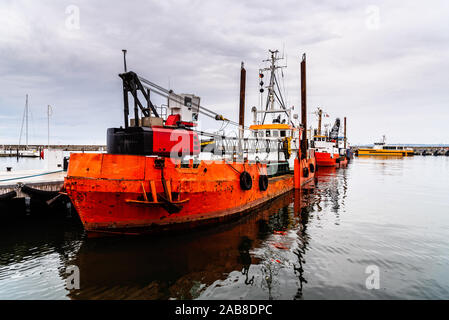 Vecchio rosso ruggine dragare nave ormeggiata nel porto di Sassnitz nell'isola di Rügen. Foto Stock