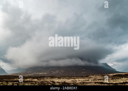 Buachaille Etive Mor avvolta nel cloud Foto Stock