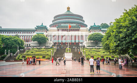 Chongqing Cina, 7 Agosto 2019 : assemblea popolare Hall vista frontale con i turisti cinesi sul giorno nuvoloso a Chongqing Cina Foto Stock