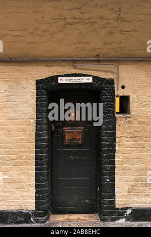 Porta chiusa sulla cella della signora Joseph Plunkett, Grazia Gifford, nell'ala est di Kilmainham Gaol, Dublino, Irlanda Foto Stock