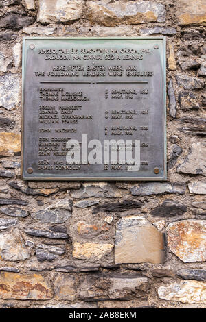 Lapide con i nomi dei prigionieri in cantiere alla Kilmainham Gaol dove sono state eseguite a seguito della sollevazione 1916, Dublino, Irlanda Foto Stock