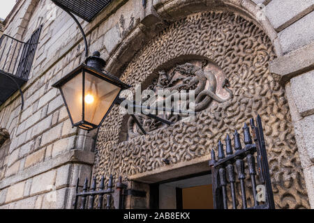 Il carving oltre la porta all'ingresso principale a Kilmainham Gaol, Dublino, Irlanda Foto Stock
