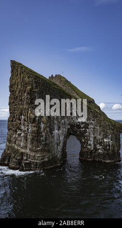 Drangarnir e Tindhólmur vista. Funzionario Ministeriale isola, isole Faerøer, la Danimarca, l'Europa. Foto Stock