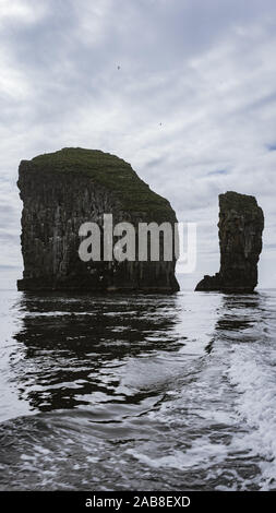 Drangarnir e Tindhólmur vista. Funzionario Ministeriale isola, isole Faerøer, la Danimarca, l'Europa. Foto Stock