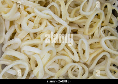 Le vendite di calamari freschi di mercato, buon background. Foto Stock