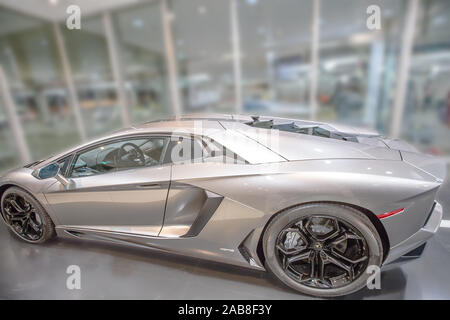 Aeroporto di Bologna, Italia - 16 Giugno 2014: vista anteriore di una Lamborghini Aventador auto wirh motore V12 in mostra a Bologna aeroporto. A titolo illustrativo Foto Stock