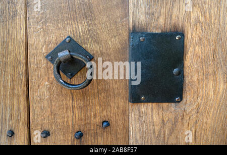 Dettaglio di una vecchia porta con anello porta fatta di metallo Foto Stock