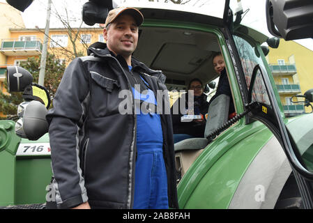 Berlino, Germania. 26 Nov, 2019. Migliaia di trattori di testa nella Berlino come protesta degli agricoltori del governo tedesco le politiche agricole Credito: Sean Smuda/ZUMA filo/Alamy Live News Foto Stock