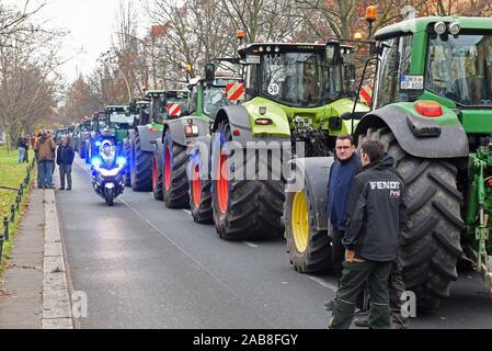 Berlino, Germania. 26 Nov, 2019. Migliaia di trattori di testa nella Berlino come protesta degli agricoltori del governo tedesco le politiche agricole Credito: Sean Smuda/ZUMA filo/Alamy Live News Foto Stock