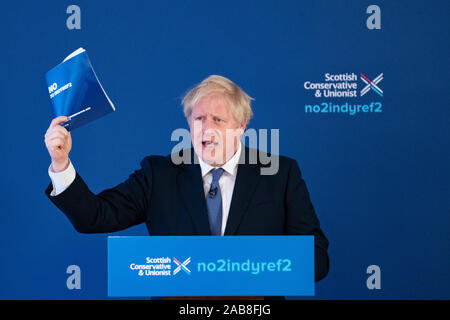 North Queensferry, Scotland, Regno Unito. Il 26 novembre 2019. Il primo ministro Boris Johnson al momento del lancio di Scottish conservatori generale Manifesto elettorale a North Queensferry oggi. La spinta principale del manifesto è di fermare un secondo referendum sull indipendenza scozzese. Iain Masterton/Alamy Live News. Foto Stock