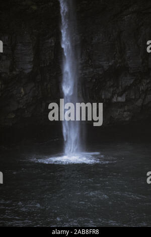 Múlafossur cascata dal punto di vista Gasadalur, funzionario ministeriale isola nelle isole Faerøer, la Danimarca, l'Europa. Foto Stock