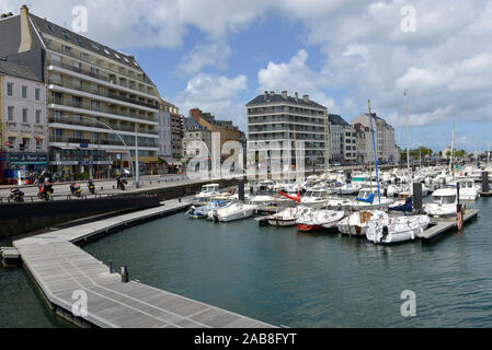 Cherbourg (nord-ovest della Francia): immobiliare nel centro della città lungo la banchina "quai de Caligny" e il porto Foto Stock