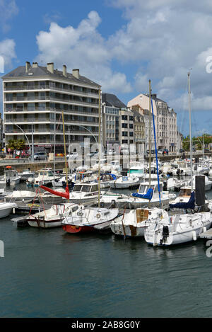 Cherbourg (nord-ovest della Francia): immobiliare nel centro della città lungo la banchina "quai de Caligny" e il porto Foto Stock