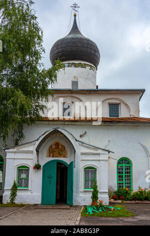 Pskov, antica chiesa ortodossa di Michele Arcangelo con un campanile, un luogo storico Foto Stock