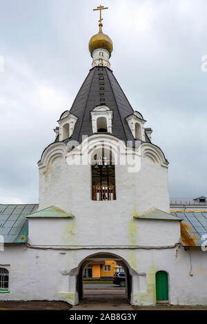 Pskov, il campanile della antica chiesa ortodossa di Michele Arcangelo, un luogo turistico Foto Stock