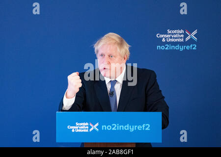 North Queensferry, Scotland, Regno Unito. Il 26 novembre 2019. Il primo ministro Boris Johnson al momento del lancio di Scottish conservatori generale Manifesto elettorale a North Queensferry oggi. La spinta principale del manifesto è di fermare un secondo referendum sull indipendenza scozzese. Iain Masterton/Alamy Live News. Foto Stock