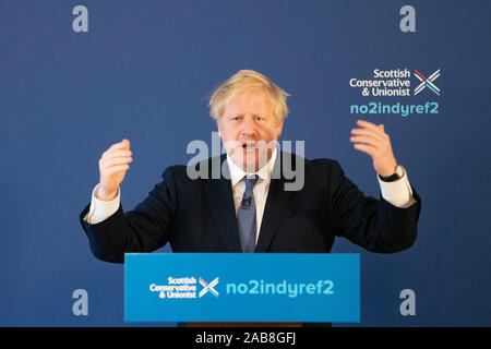 North Queensferry, Scotland, Regno Unito. Il 26 novembre 2019. Il primo ministro Boris Johnson al momento del lancio di Scottish conservatori generale Manifesto elettorale a North Queensferry oggi. La spinta principale del manifesto è di fermare un secondo referendum sull indipendenza scozzese. Iain Masterton/Alamy Live News. Foto Stock