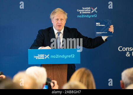 North Queensferry, Scotland, Regno Unito. Il 26 novembre 2019. Il primo ministro Boris Johnson al momento del lancio di Scottish conservatori generale Manifesto elettorale a North Queensferry oggi. La spinta principale del manifesto è di fermare un secondo referendum sull indipendenza scozzese. Iain Masterton/Alamy Live News. Foto Stock