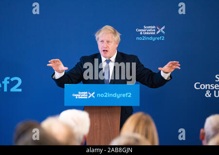 North Queensferry, Scotland, Regno Unito. Il 26 novembre 2019. Il primo ministro Boris Johnson al momento del lancio di Scottish conservatori generale Manifesto elettorale a North Queensferry oggi. La spinta principale del manifesto è di fermare un secondo referendum sull indipendenza scozzese. Iain Masterton/Alamy Live News. Foto Stock