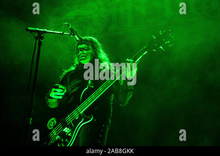 Copenhagen, Danimarca. 25th, novembre 2019. La svedese band death metal tribolazione esegue un concerto dal vivo al Forum di Copenhagen. Qui il cantante ed il bassista Johannes Andersson è visto dal vivo sul palco. (Photo credit: Gonzales foto - Pietro Troest). Foto Stock