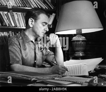 Il dottor MIKLOS ROZSA compositore al lavoro nel film al cliente per EL CID 1961 direttore Anthony Mann musica MIKLOS ROZSA Italia / STATI UNITI D'AMERICA co-produzione Samuel Bronston Productions / Caro Film Produzione Foto Stock