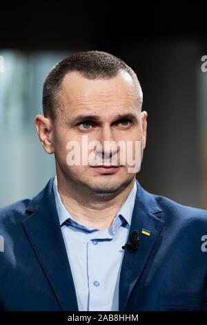 Strasburgo, Francia. 26 novembre 2019, France (Francia), Straßburg: ucraino film direttore Oleg Senzow parla per lui durante un'intervista nell'edificio del Parlamento europeo nella corsa fino al 2018 il Premio Sacharov per la libertà di pensiero. Senzow fu imprigionato in Russia dal maggio 2014 al settembre 2019. Foto: Philipp von Ditfurth/dpa Credito: dpa picture alliance/Alamy Live News Foto Stock