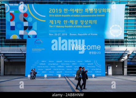 Busan, Corea del Sud. 26 nov 2019. Busan, Corea del Sud. 26 Nov, 2019. La gente a piedi passato un poster gigante del 2019 ASEAN-ROK Vertice commemorativa in Busan, Corea del Sud, nov. 26, 2019. I 10 paesi membri dell'Associazione delle nazioni del sud-est asiatico (ASEAN) e la Corea del Sud ha accettato il martedì per resistere a tutte le forme di protezionismo e di potenziare gli scambi per la prosperità regionale. Credito: Xinhua/Alamy Live News Foto Stock