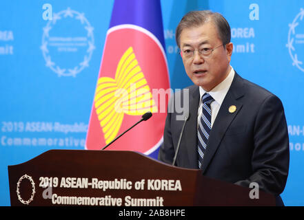 Busan, Corea del Sud. 26 nov 2019. (191126) -- Busan, nov. 26, 2019 (Xinhua) -- Il Presidente sud coreano Moon Jae-in offre un discorso durante una conferenza stampa congiunta dopo il 2019 ASEAN-ROK Vertice commemorativa in Busan, Corea del Sud, nov. 26, 2019. I 10 paesi membri dell'Associazione delle nazioni del sud-est asiatico (ASEAN) e la Corea del Sud ha accettato il martedì per resistere a tutte le forme di protezionismo e di potenziare gli scambi per la prosperità regionale. Credito: Xinhua/Alamy Live News Foto Stock