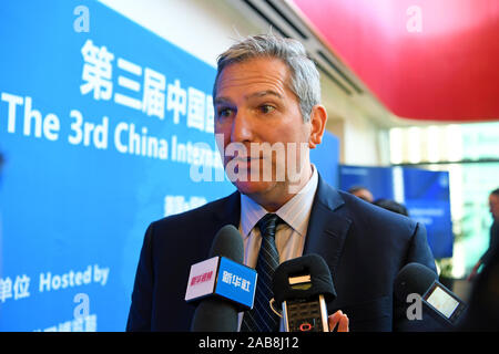 New York, Stati Uniti d'America. 26 Nov 2019. (191126) -- NEW YORK, nov. 26, 2019 (Xinhua) -- Jeff Zettel, vicepresidente associato con la Aramark Corporation, viene intervistato dopo la terza China International Import Expo Road Show di New York, gli Stati Uniti il 9 novembre 25, 2019. Numerose imprese degli Stati Uniti hanno espresso interesse continuato a partecipare al China International Import Expo (CIIE), dopo una promozione all'estero per la manifestazione si è tenuta a New York lunedì. Credito: Xinhua/Alamy Live News Foto Stock