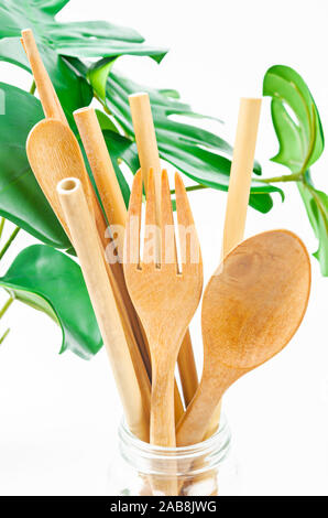 Bambù tubo cannuccia per bere acqua e utensile di legno con foglie verdi. Eco Friendly concetto. Foto Stock