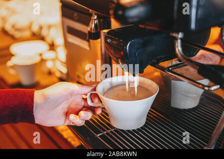 Un delizioso caffè è in servizio in un elegante ristorante o bar. Foto Stock