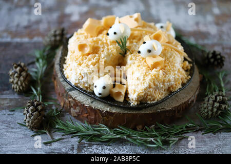 Anno Nuovo 2020 insalata. Mouse in insalata di formaggio con ananas e formaggio. Le decorazioni a forma di uovo topi. Foto Stock