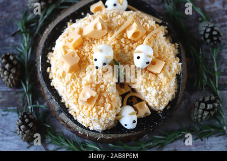 Anno Nuovo 2020 insalata. Mouse in insalata di formaggio con ananas e formaggio. Le decorazioni a forma di uovo topi. Foto Stock