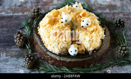 Anno Nuovo 2020 insalata. Mouse in insalata di formaggio con ananas e formaggio. Le decorazioni a forma di uovo topi. Foto Stock