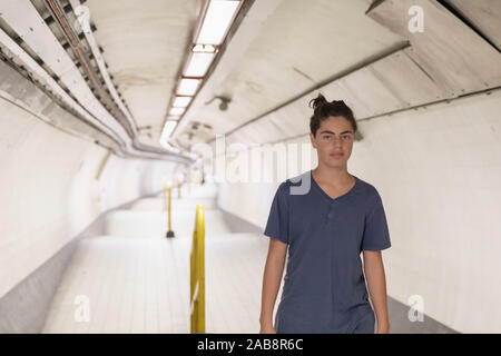 Ritratto di un giovane adolescente nel tunnel della metropolitana di Londra. Spazio di copia Foto Stock