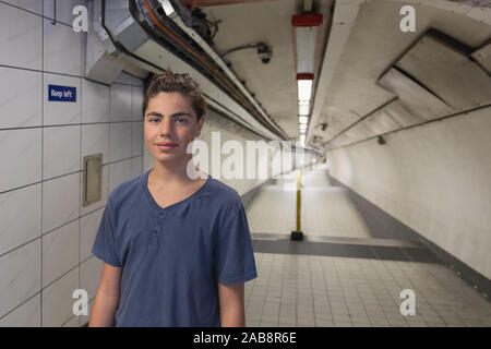 Ritratto di un giovane adolescente nel tunnel della metropolitana di Londra. Spazio di copia Foto Stock