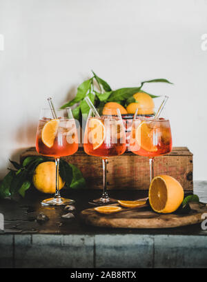 Aperol Spritz cocktail in bicchieri con eco-friendly cannucce, spazio di copia Foto Stock