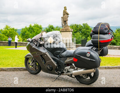 Touring motorcylce parcheggiato su castle esplanade & Rbert Bruce statua, il Castello di Stirling, Scozia, Regno Unito Foto Stock