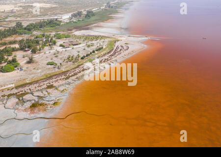 Vista aerea del Lago Rosa Retba o Lac Rose in Senegal. Foto realizzate da fuco dal di sopra. Africa paesaggio naturale. Foto Stock