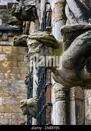 Indossato old stone gargoyles su Stirling palazzo, il Castello di Stirling, Scozia, Regno Unito Foto Stock