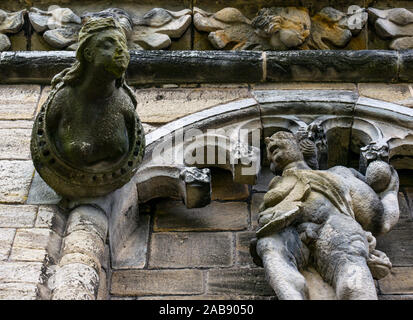 Usurato antica pietra scolpita doccioni di busto femmina e maschio con genitali che mostra su Stirling palazzo, il Castello di Stirling, Scozia, Regno Unito Foto Stock