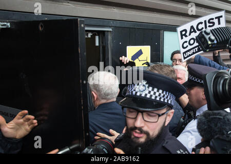 Londra, Regno Unito. 26 Novembre, 2019. Leader del partito laburista Jeremy Corbyn arriva a Bernie Grant Arts Center di Tottenham per avviare il lavoro della nuova razza e fede Manifesto nel mezzo di una piccola protesta da parte di campagna contro l' antisemitismo attivisti. Credito: Mark Kerrison/Alamy Live News Foto Stock