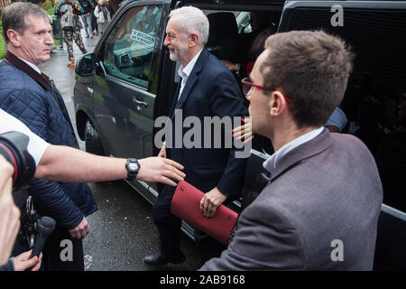 Londra, Regno Unito. 26 Novembre, 2019. Leader del partito laburista Jeremy Corbyn arriva a Bernie Grant Arts Center di Tottenham per avviare il lavoro della nuova razza e fede Manifesto nel mezzo di una piccola protesta da parte di campagna contro l' antisemitismo attivisti. Credito: Mark Kerrison/Alamy Live News Foto Stock