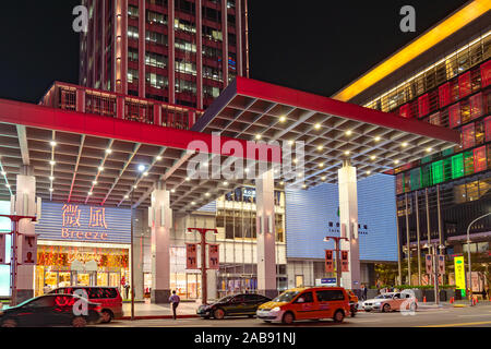 Vista notturna di Xinyi speciale centro commerciale, ai grandi magazzini, hotel, ristorante alla moda stretti insieme. Il primo business centrale Foto Stock