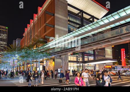 Vista notturna di Xinyi speciale centro commerciale, ai grandi magazzini, hotel, ristorante alla moda stretti insieme. Il primo business centrale Foto Stock
