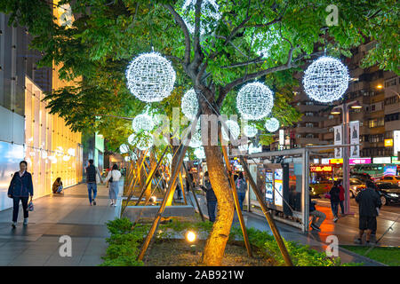 Vista notturna di Xinyi speciale centro commerciale, ai grandi magazzini, hotel, ristorante alla moda stretti insieme. Il primo business centrale Foto Stock