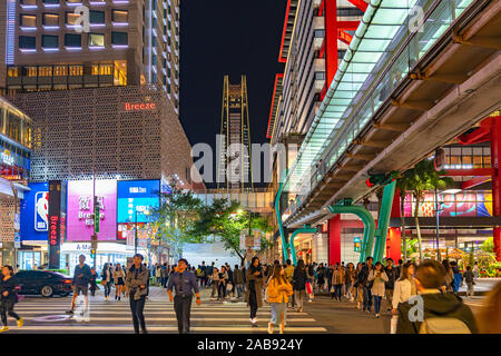 Vista notturna di Xinyi speciale centro commerciale, ai grandi magazzini, hotel, ristorante alla moda stretti insieme. Il primo business centrale Foto Stock