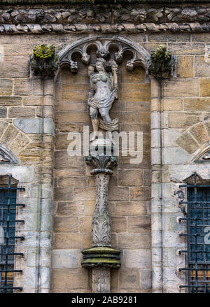 Indossato vecchia figura femminile in pietra e sculture di gargoyle sull'edificio del palazzo di Stirling, Castello di Stirling, Scozia, Regno Unito Foto Stock