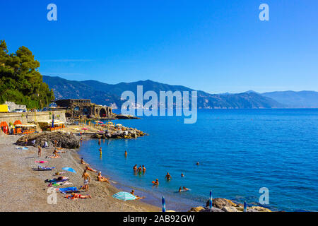 Santa Margherita Ligure, Italia - 13 Settembre 2019: la spiaggia di Santa Margherita Ligure - popolare destinazione turistica in estate in Italia Foto Stock