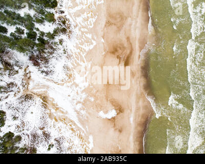 Vista aerea del Mar Baltico mare vicino alla città di Klaipeda, Lituania. Bella costa del mare sulla gelida giornata invernale. Inverno sul Mar Baltico. Foto Stock